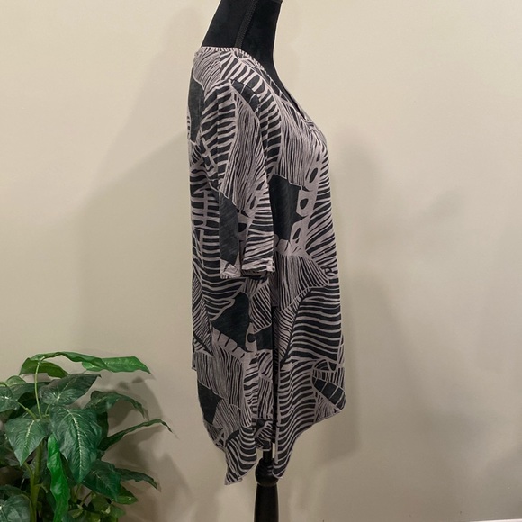 iCantoo Black V-neck Short Sleeve Top with Tan Island Palm Print and Shark Hem - Picture 2 of 10